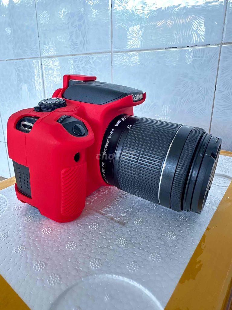 Фотоаппарат Canon EOS 700D красный