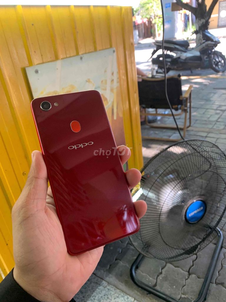 Фото 2: Oppo F7 64GB Красный