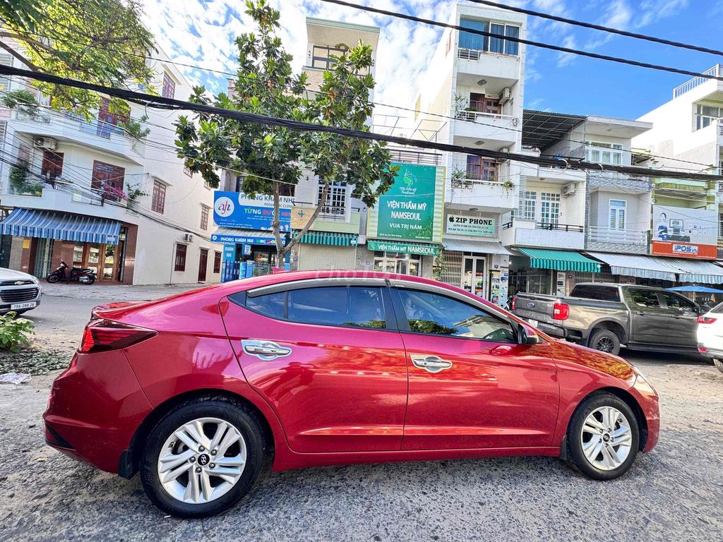 Фото 3: Hyundai Elantra 1.6 AT 2019 Красный 96.300 км
