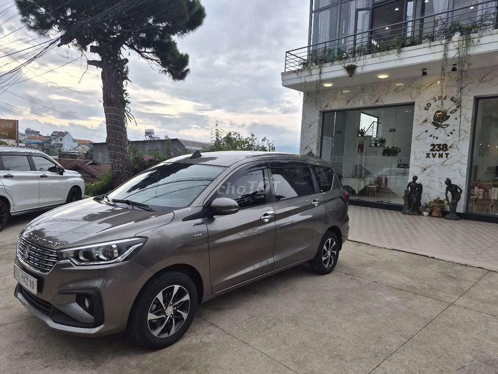Фото 2: Suzuki Ertiga 7 мест, коричневый