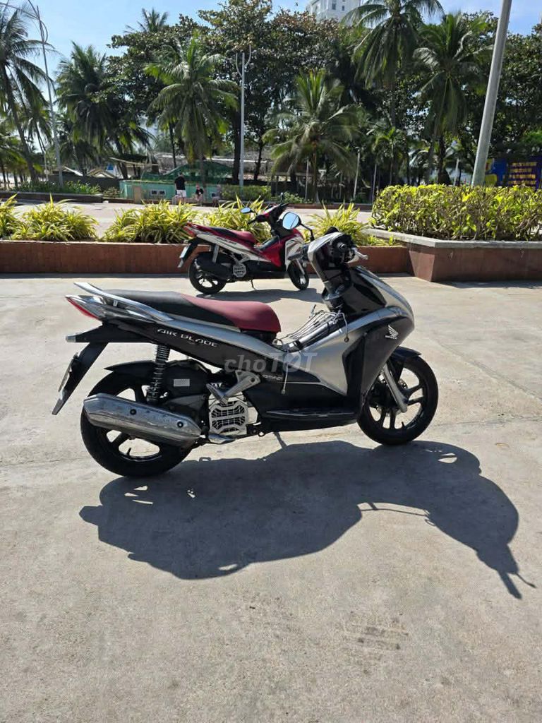 Honda Air Blade черно-серебристый, экономичный