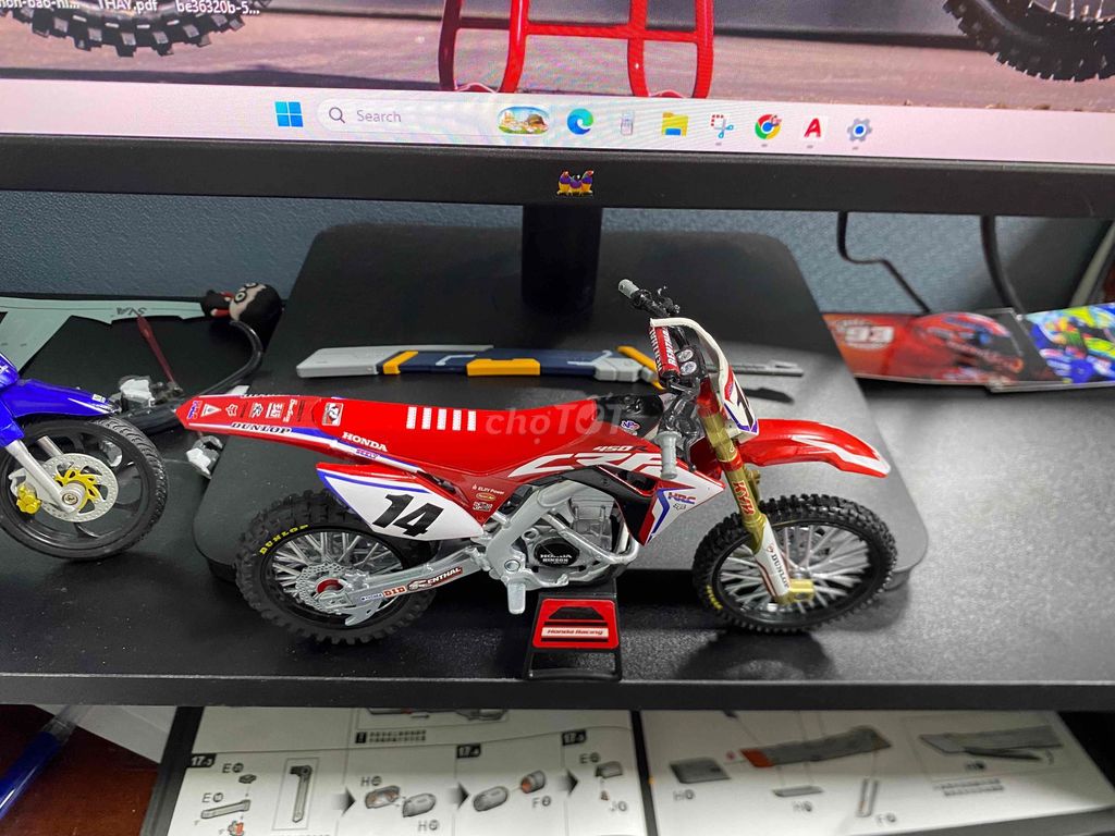 Фото 2: Модель мотоцикла NewRay CRF450 красно-белая