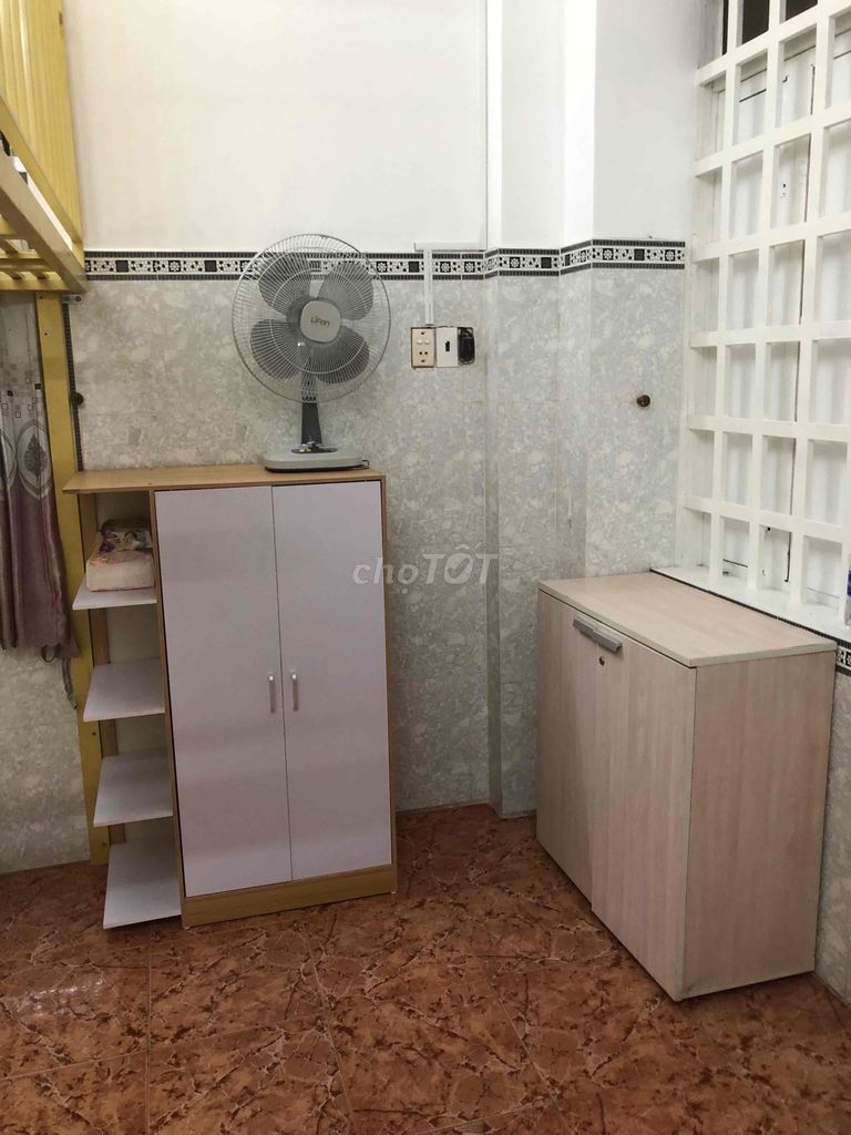 Фото 3: Комната с балконом, 2 окна, высокие антресоли, рядом с Университетом промышленности и торговли