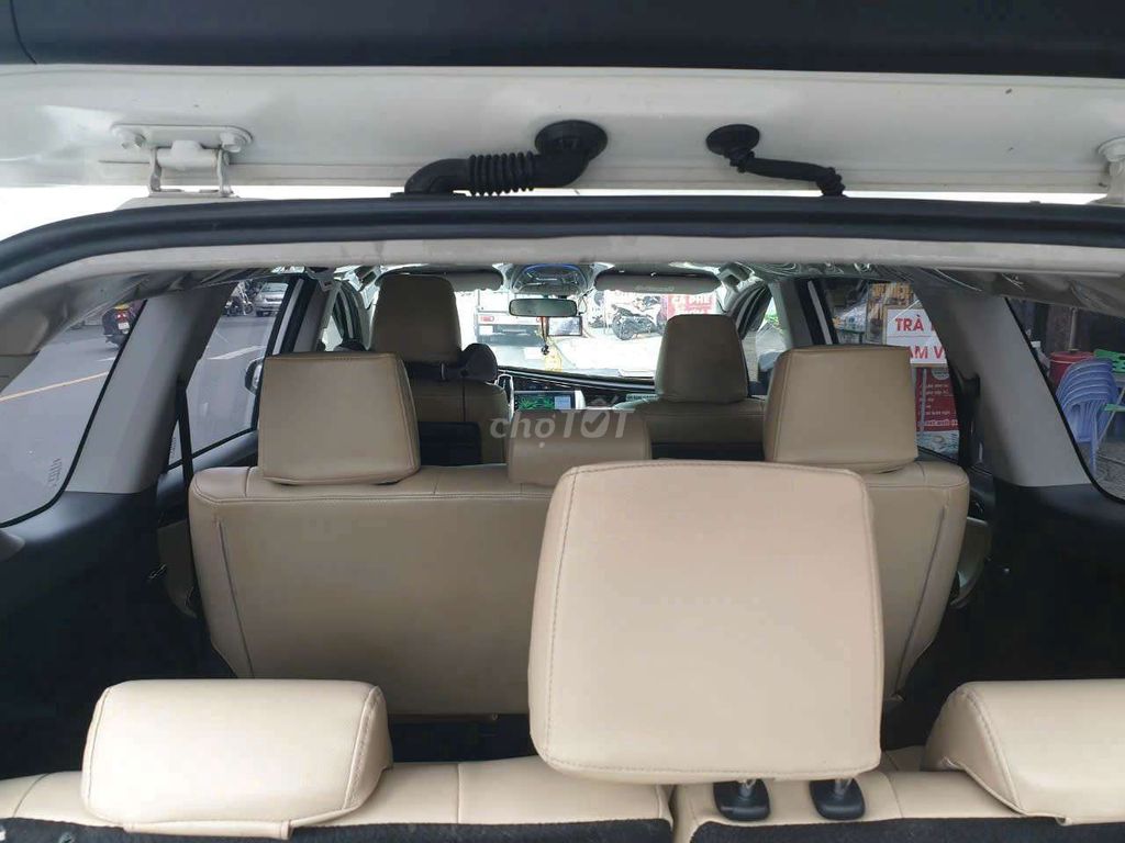 Фото 3: Toyota Innova Venturer белый 8 мест автоматическая
