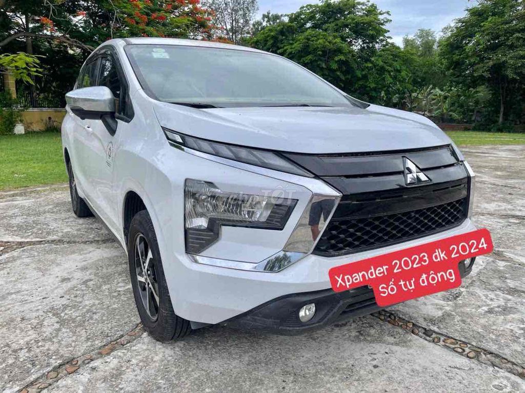 Фото 2: Mitsubishi Xpander 2023 белый, автоматическая коробка передач, 7 мест