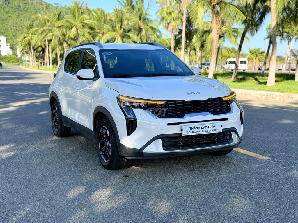 Фото 2: Kia Sonet Luxury 2024 белый 29.000 км