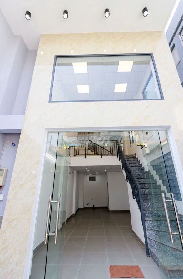 Фото 3: Целое здание 45 Huỳnh Tịnh Của, Q3. Площадь: 4,5x18м, конструкция: первый этаж, антресоль, 3 этажа