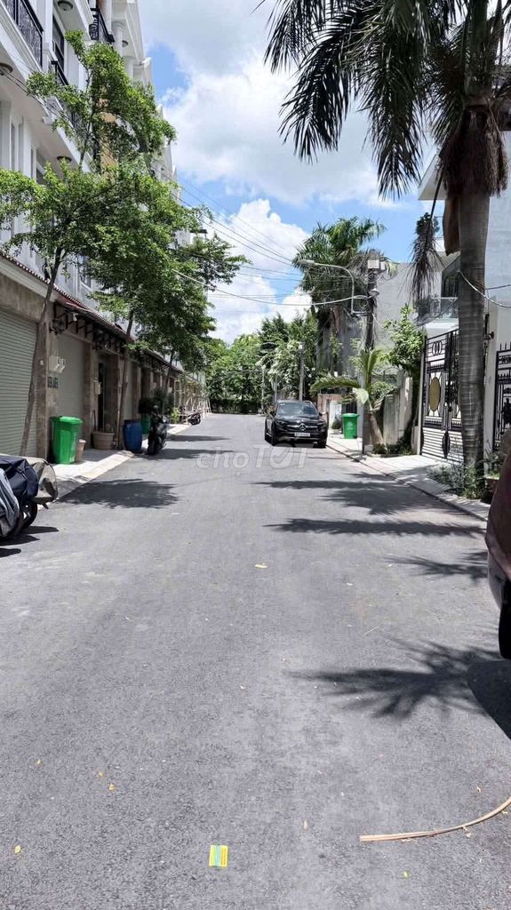 Фото 2: Продаётся дом с гаражом для автомобиля рядом с Ван Фук