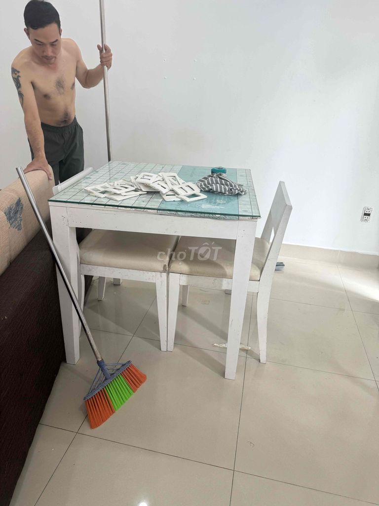 Обеденный стол со стеклянной столешницей на деревянных ножках, белый, современный