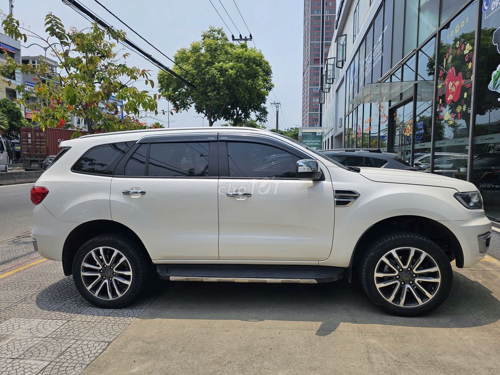 Фото 3: Ford Everest Titanium 1 cầu 2022 Trắng 7 chỗ