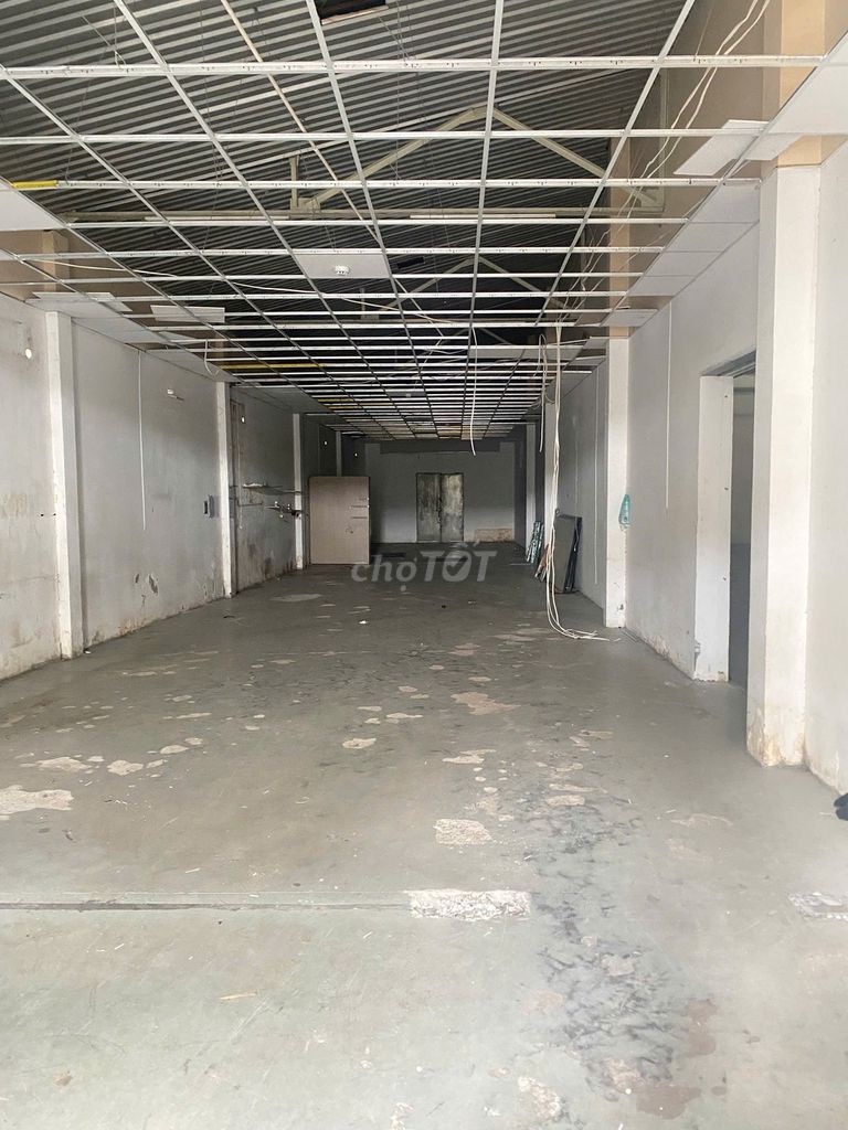 Фото 2: Сдается склад 468 м², переулок для грузовиков, Чыонг Тинь, квартал 14, район Танбинь.