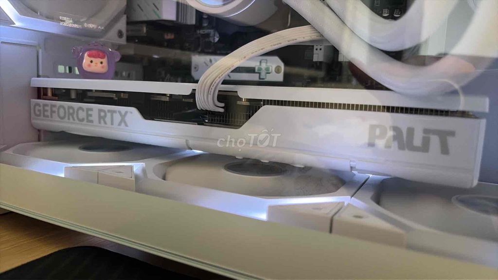 Фото 2: Видеокарта Palit RTX 5070 White OC белая