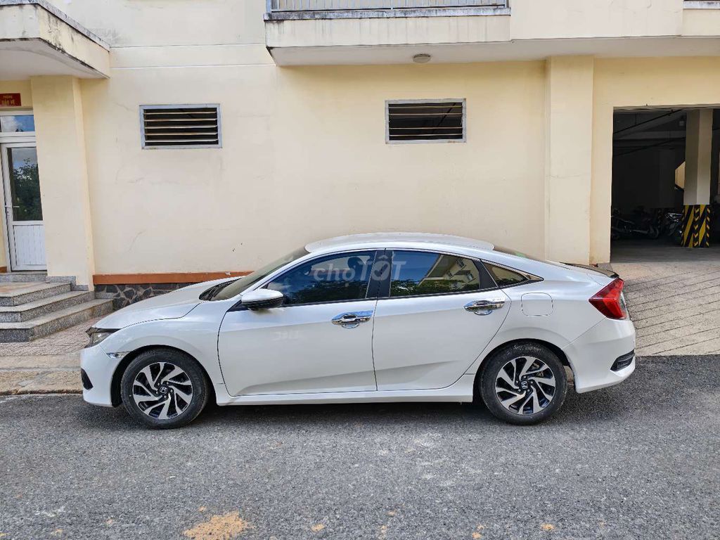 Фото 3: Honda Civic 2018 Gen 10 E Trắng