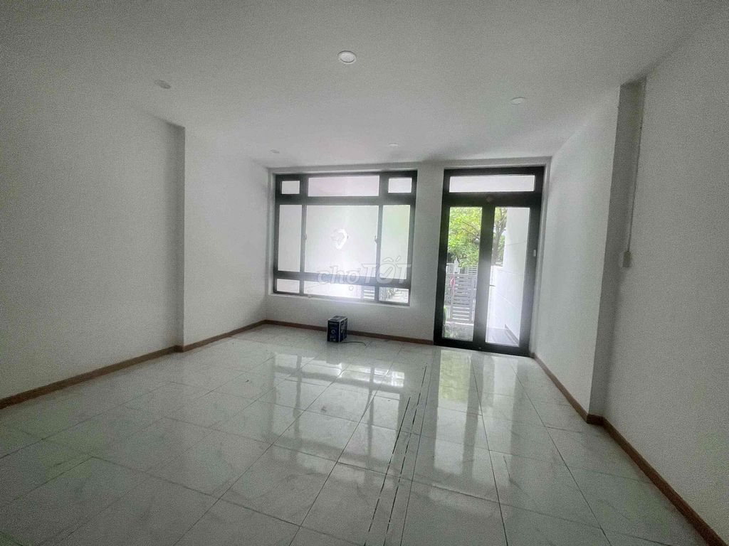 Фото 3: Аренда офиса на первом этаже в Vạn Phúc city, площадь 100 м²