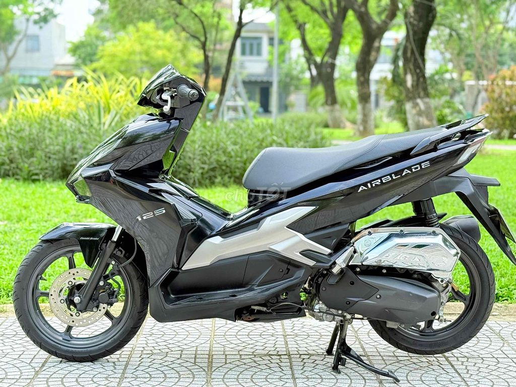 Фото 2: Honda Air Blade 2023 чёрный глянец
