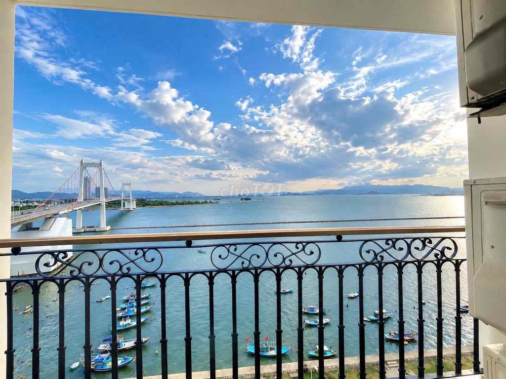 Фото 2: 🏡 АПАРТАМЕНТЫ GOLDEN BAY – ДАНАНГ Вы ищете квартиру с красивым видом, меблированную