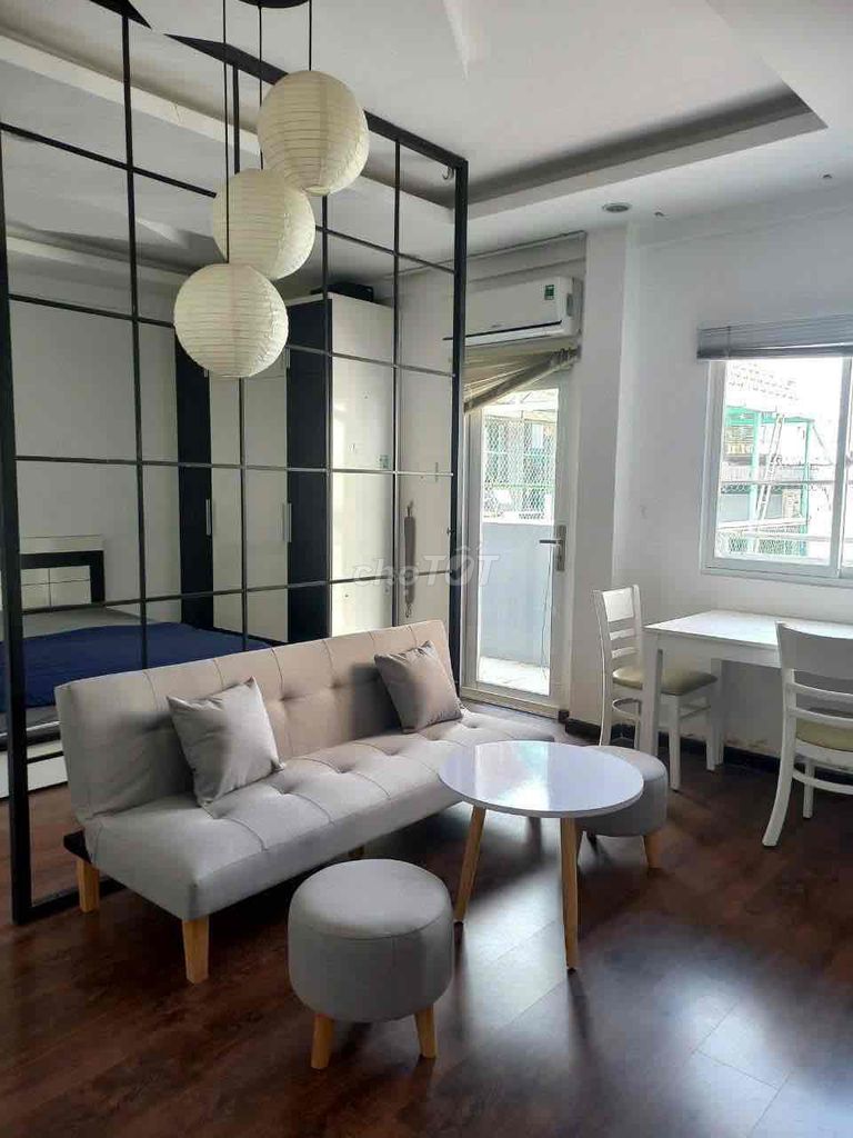 Фасад Hoa Lan, VIP Phú Nhuận, площадь 8x16 м, 1 этаж + 4 этажа, лифт