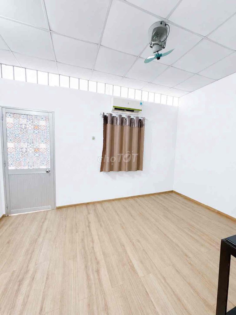Комната с балконом, сдаётся женщинам, рядом с районом 1