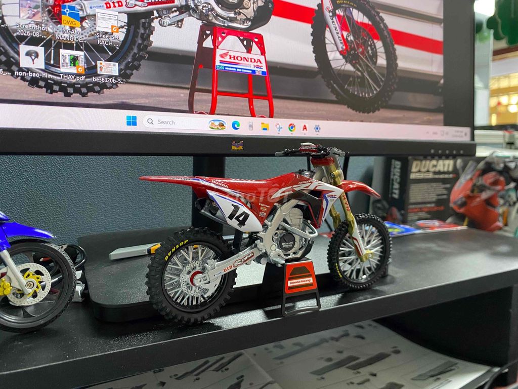 Фото 3: Модель мотоцикла NewRay CRF450 красно-белая