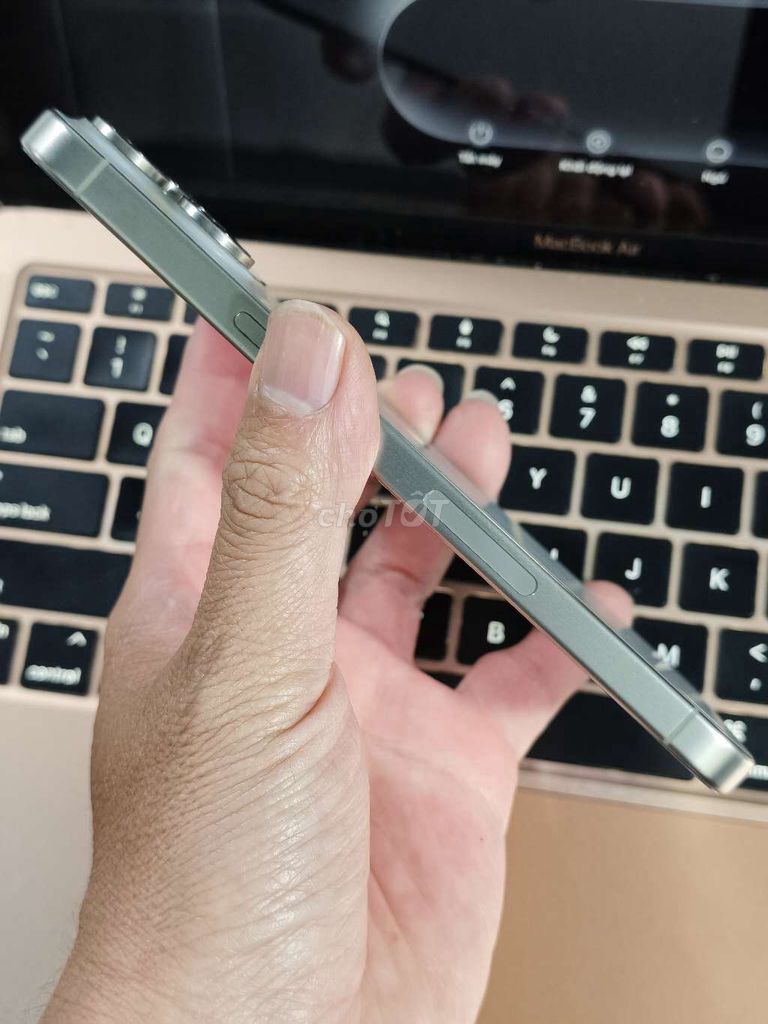 Фото 2: Apple iPhone 15 Pro Max 256GB натуральный титан 99%