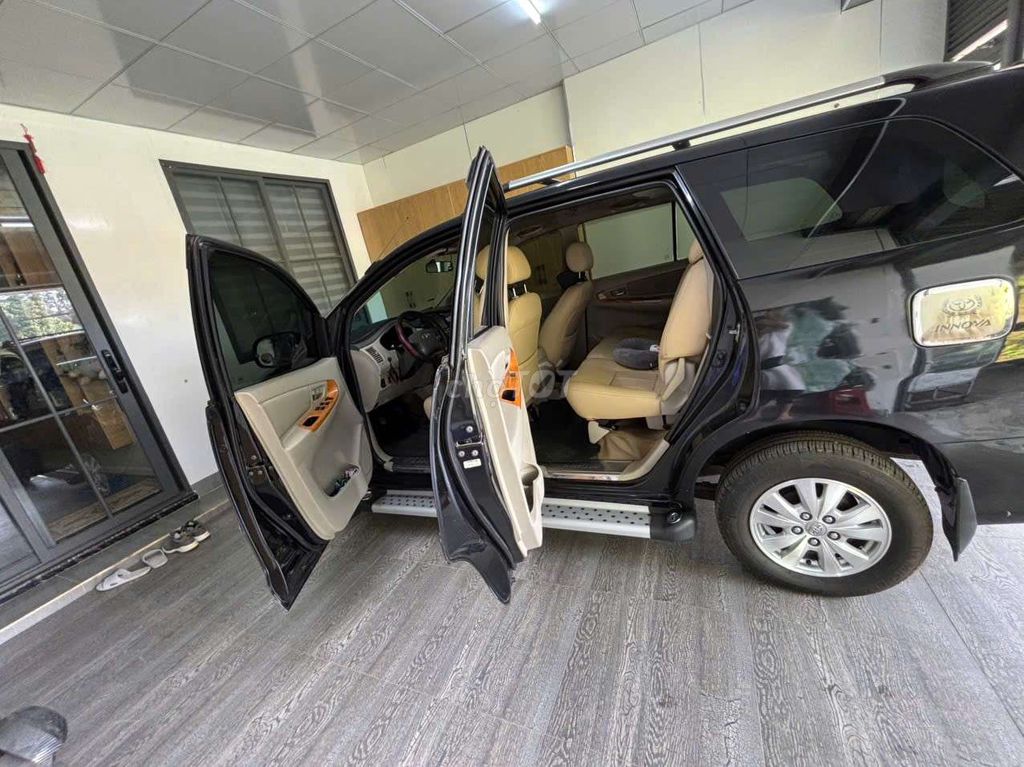 Toyota Innova 7 мест черный