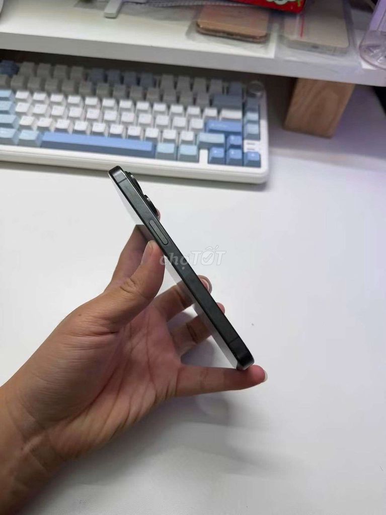 Фото 2: iPhone 15 Pro международная версия, состояние отличное, батарея 88%
