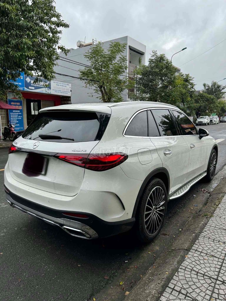 Фото 2: Mercedes-Benz GLC 300 V1 2023 белый 30 000 км