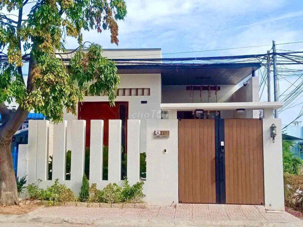 Продажа дома на угловом участке, фасад на Хьен Выонг, главная улица