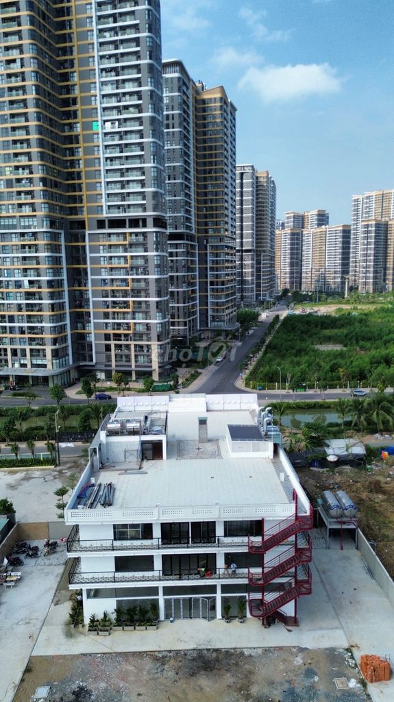 Помещение на первом этаже и втором этаже здания напротив Vinhome Granpark Q9