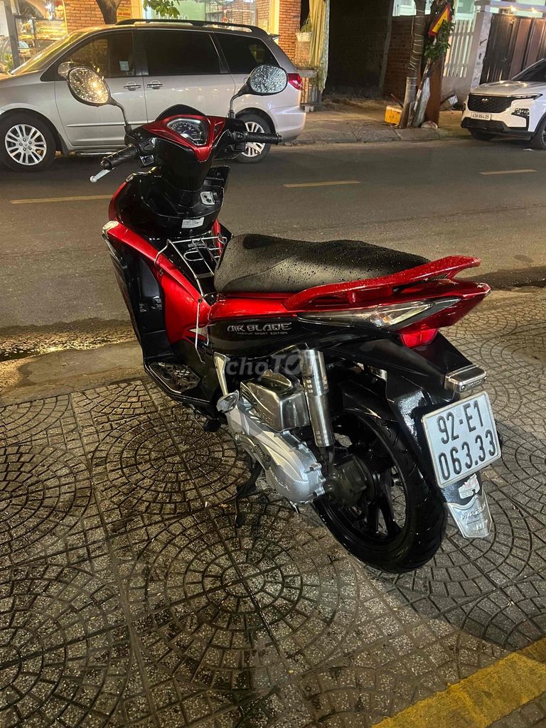 Фото 3: Honda Air Blade красно-черный, оригинал, очень красивый, продается