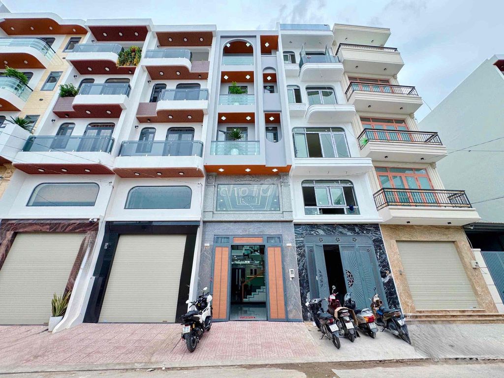 🏡 Красивый дом в Биньтан (4 м x 18 м) прямо у перекрёстка Ба Хом