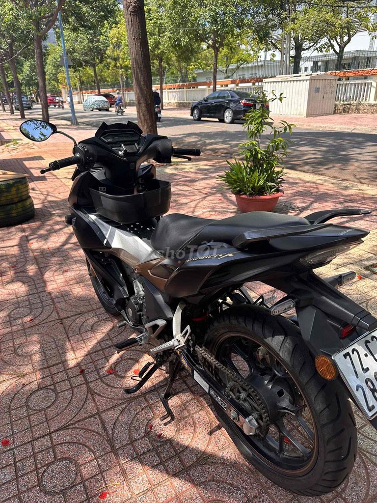 Фото 3: Honda Winner X Черный, мотоцикл с ручным сцеплением