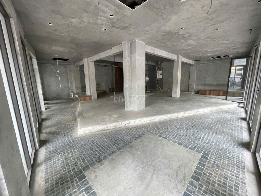 Фото 3: Сдается дом с 2 фасадами на улице Ли Чинь Тханг, район 3. Общая площадь: 190 м²