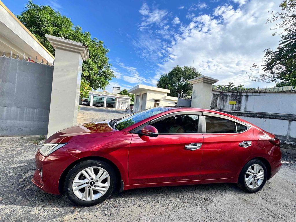 Фото 2: Hyundai Elantra 1.6 AT 2019 Красный 96.300 км
