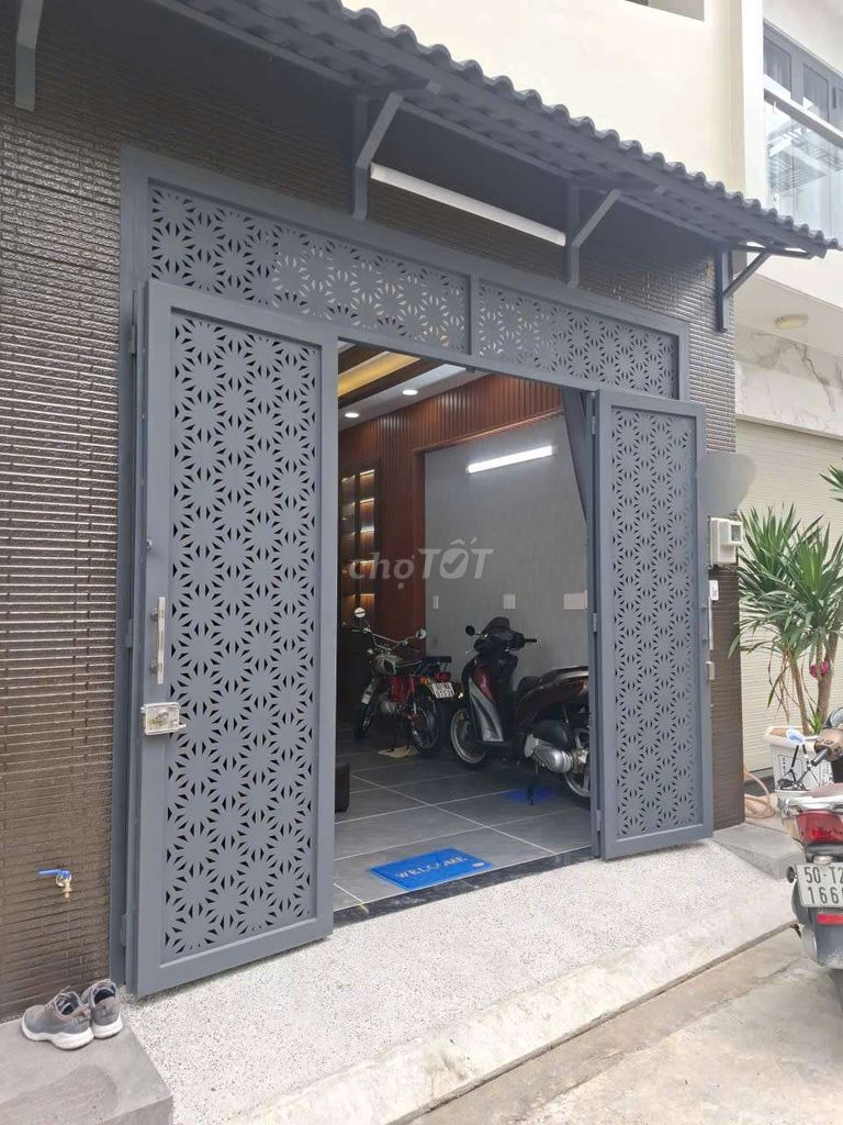 Собственник. ПРОДАЁТСЯ НОВЫЙ ДОМ 4 ЭТАЖА 55М² РЯДОМ С AEON TÂN PHÚ 6,5 МЛРД ТОРГ.