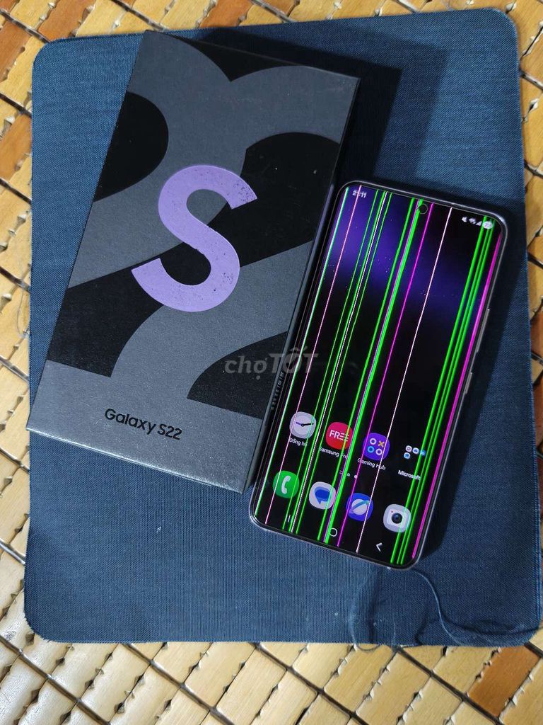 Samsung S22 Фиолетовый, экран в полоску