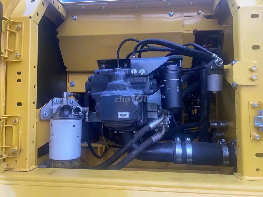 Гусеничный экскаватор Komatsu PC220-8M0 желтый
