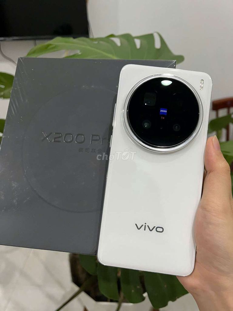 Продаю Vivo X200 Pro 12GB/256GB, батарея 100%, без царапин