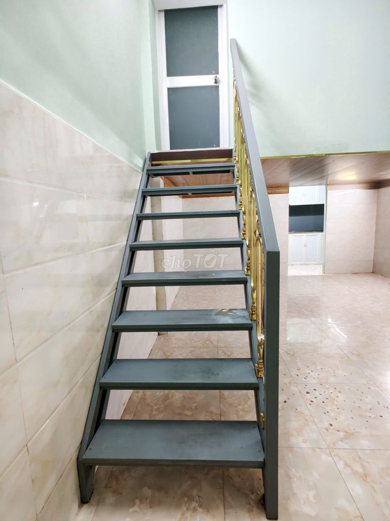 Фото 3: Сдаётся первый этаж с антресолью