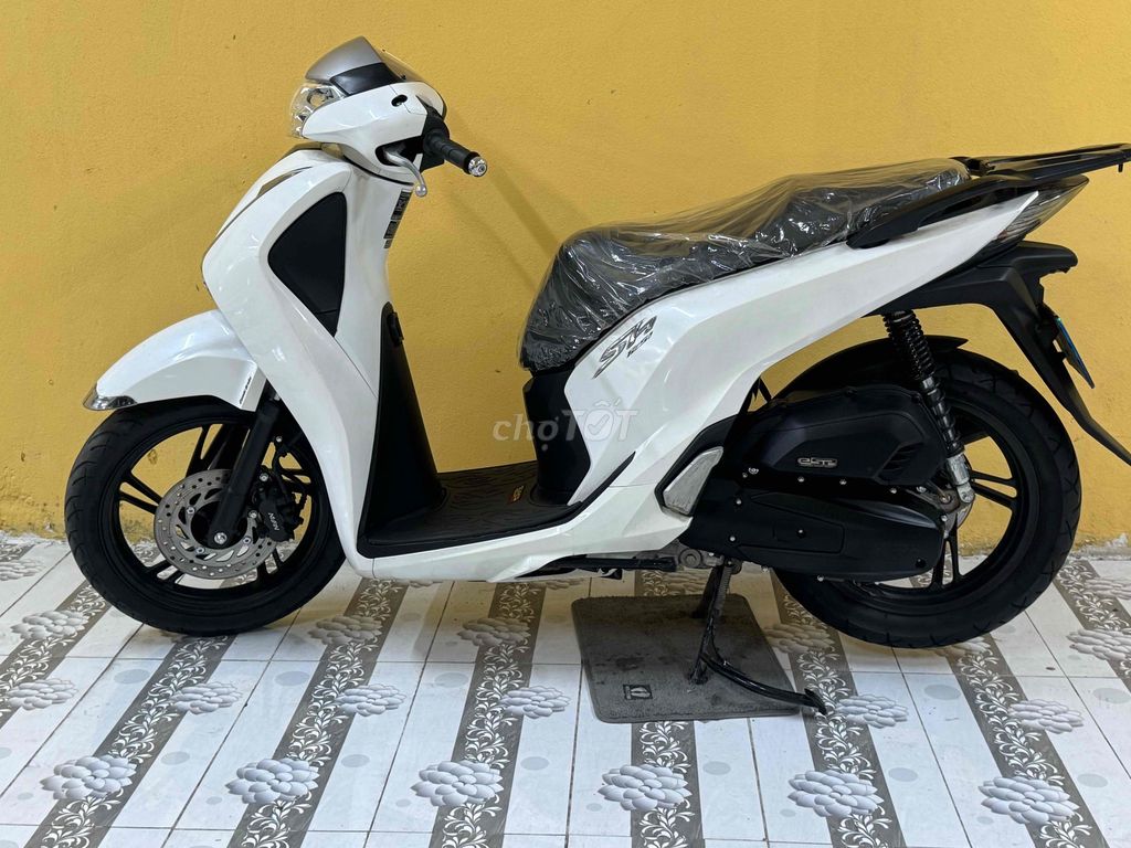 SH 125 2019 белый-черный супер новый 43K1-438.47