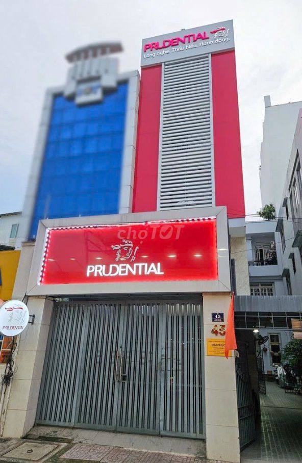 Целое здание 45 Huỳnh Tịnh Của, Q3. Площадь: 4,5x18м, конструкция: первый этаж, антресоль, 3 этажа