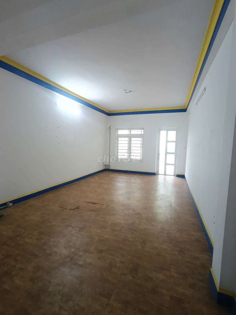 Фото 3: Аренда дома MKTD в общежитии Фулам B — широкий тротуар, парковка для автомобиля, комфортная торговля