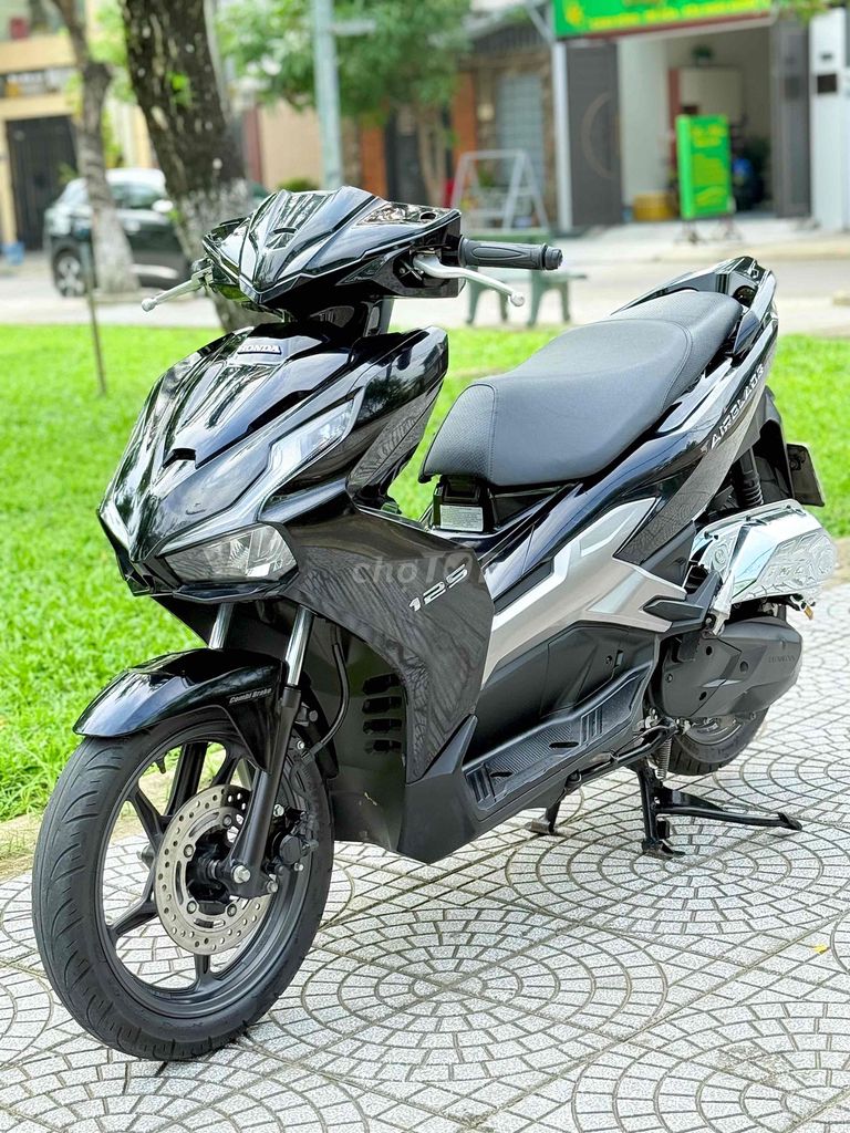 Фото 3: Honda Air Blade 2023 чёрный глянец