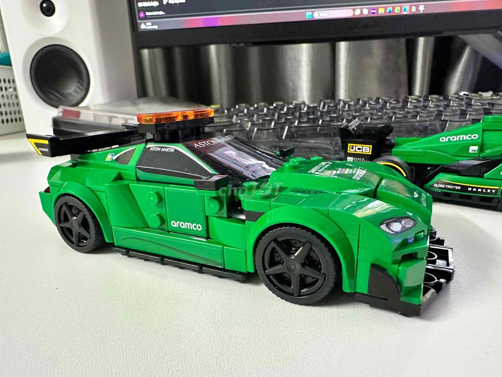 Конструктор Lego Aston Martin зеленый пластик
