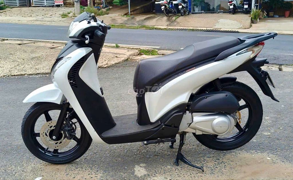 Фото 2: Honda SH Ý 106 регистрация 2012 Белый 14000 км