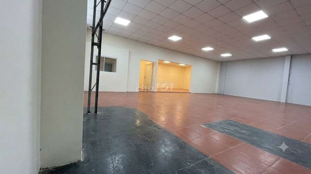 Фото 2: 👉СДАЁТСЯ СКЛАД 400м² – ЦЕХ, ФАМ ВАН БАК, КВ.12, ГО ВАП