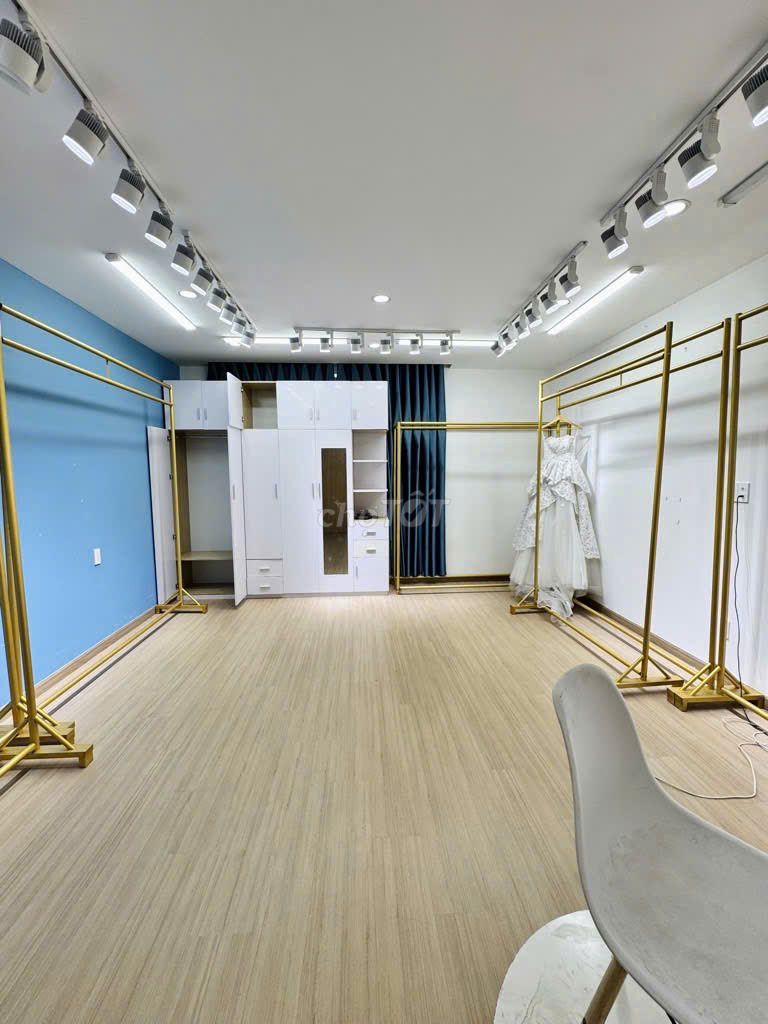 Фото 3: ДОМ НА УЛИЦЕ НГУЕН ВАН ДАУ, ПЛОЩАДЬ: 4,5x20М, 1 ЭТАЖ + 2 ЭТАЖА + ТЕРРАСА, СДАЁТСЯ В АРЕНДУ