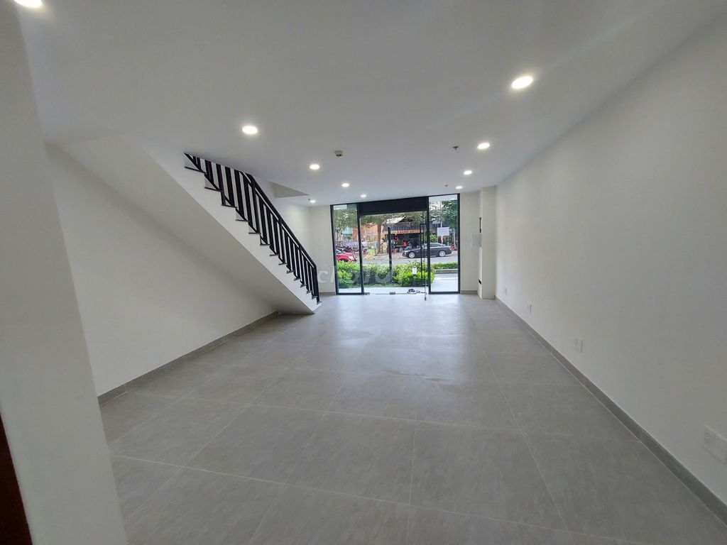 Фото 2: Аренда шопхауса One Verandah, район 2, отличное расположение, витрина