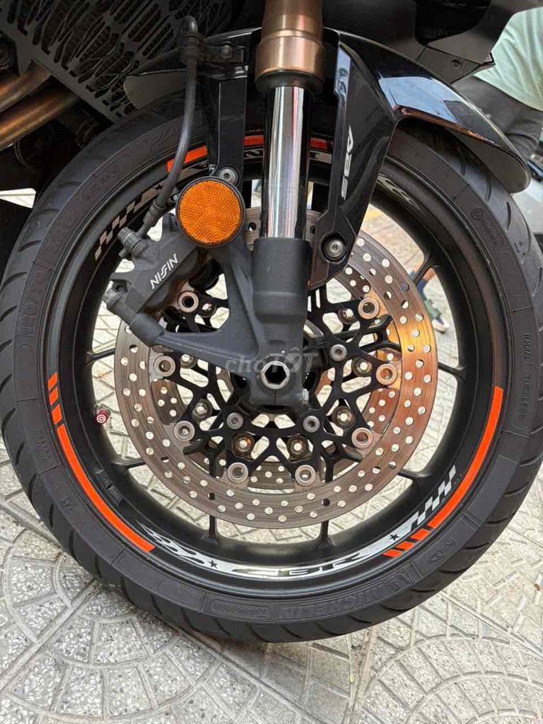 Фото 2: Honda CBR650R 18000 km Черный