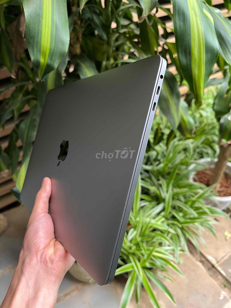 Фото 2: Macbook Pro 13 дюймов 2019 i5 8GB/256GB Серый космос 99